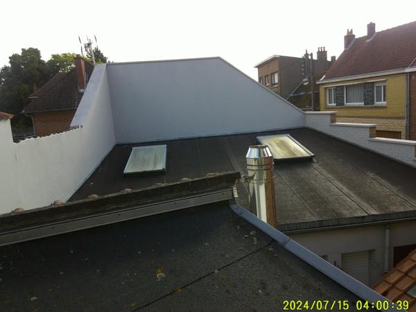 MAISON VOLUMINEUSE  CENTRE VILLE pleine de potentialites TRES RARE