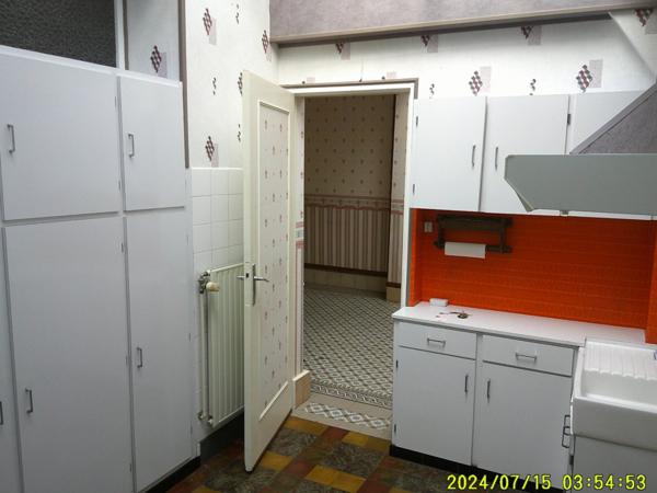 MAISON VOLUMINEUSE  CENTRE VILLE pleine de potentialites TRES RARE