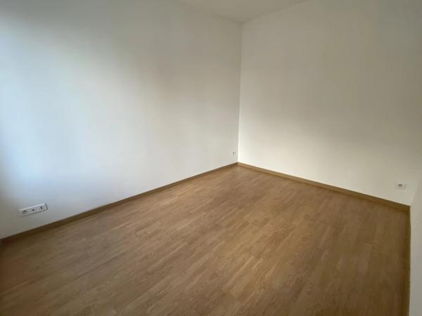 Location                                                      Appartement
                        
                     2 pièces                      32 m2                     à Saint-Quentin