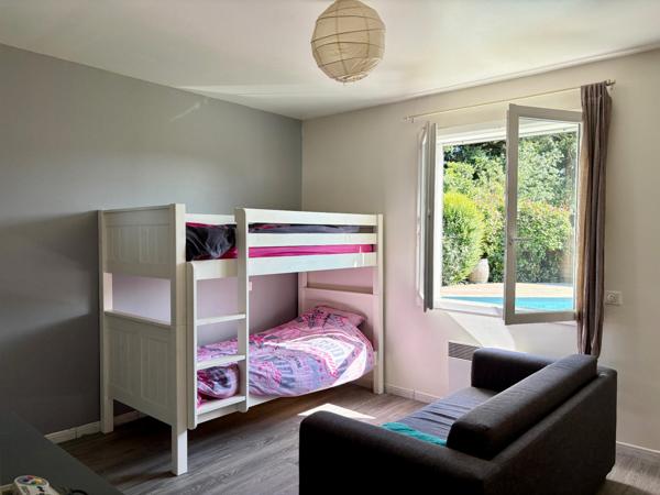 Jolie maison de plain-pied avec piscine