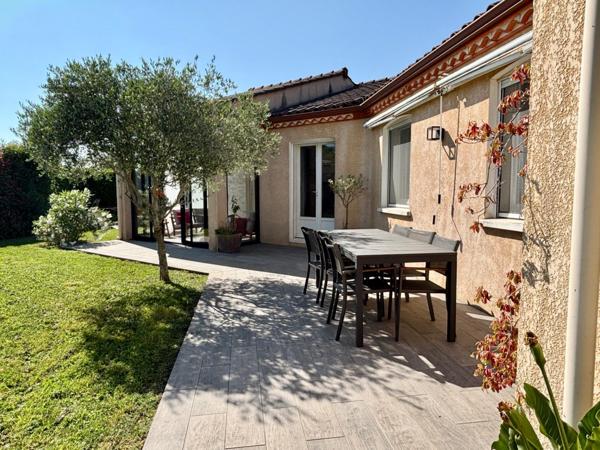 Jolie maison de plain-pied avec piscine