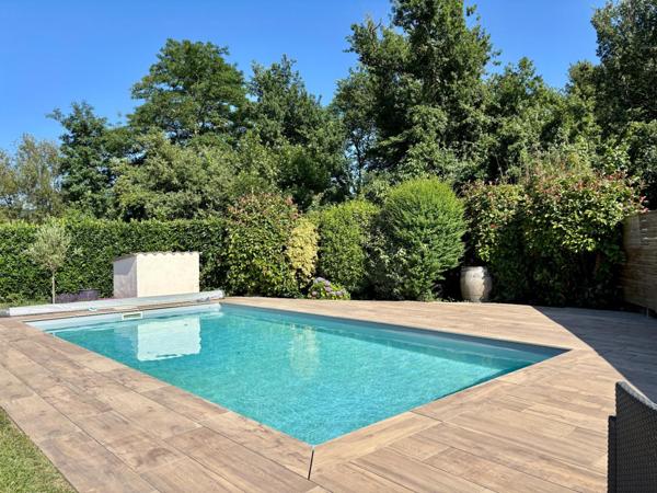 Jolie maison de plain-pied avec piscine