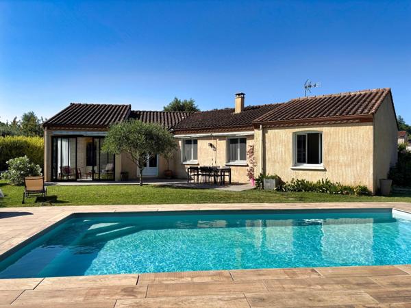 Jolie maison de plain-pied avec piscine