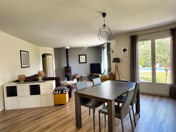 Jolie maison de plain-pied avec piscine