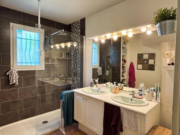 Jolie maison de plain-pied avec piscine