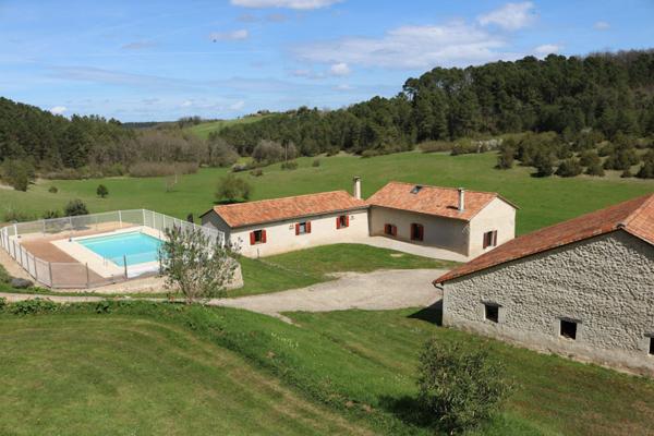 24110 - Domaine  538 m2! magnifiquement situé  dans les collines