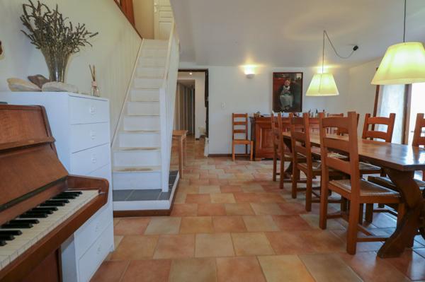 24110 - Domaine  538 m2! magnifiquement situé  dans les collines