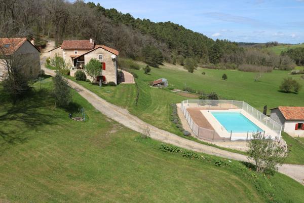 24110 - Domaine  538 m2! magnifiquement situé  dans les collines