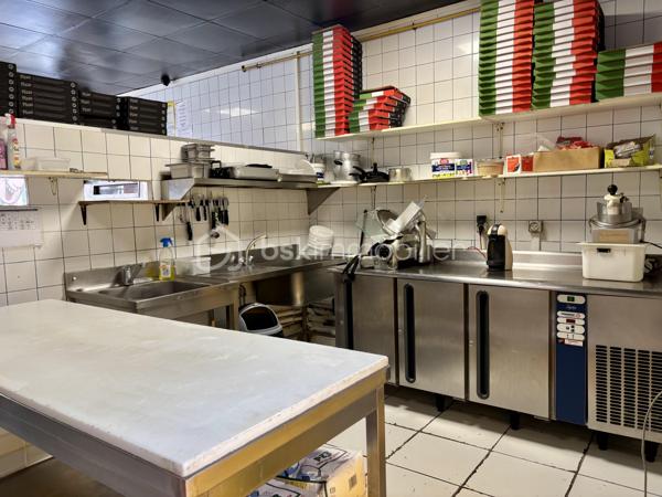 Plongez dans l'univers dynamique et florissant de l'avenue de Reims. Ce fond de commerce, idéalement situé pour attirer une clientèle abondante, se niche dans un environnement urbain stratégique. Parfait pour les entrepreneurs visionnaires cherchant à implanter leur activité dans un quartier en pleine expansion proche du centre ville.
À proximité immédiate des transports en commun, des commerces et des écoles, sa localisation est un véritable atout. Profitez d'une clientèle fidélisée tout en étant à quelques enjambées des principaux axes routiers pour un accès facilité.

Pour plus d'informations, contactez Karima AIT BRAHAM, votre expert immobilier.
