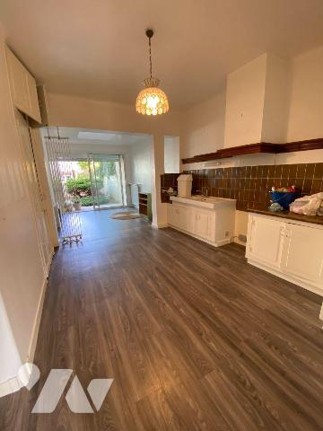 CHARTRES, 400 mètres de la Place des Epars,
Nous vous proposons cette Maison de ville avec jar...