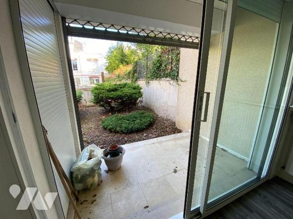 CHARTRES, 400 mètres de la Place des Epars,
Nous vous proposons cette Maison de ville avec jar...