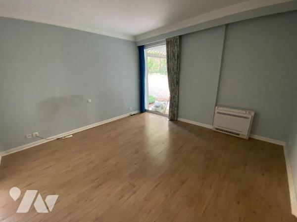 CHARTRES, 400 mètres de la Place des Epars,
Nous vous proposons cette Maison de ville avec jar...