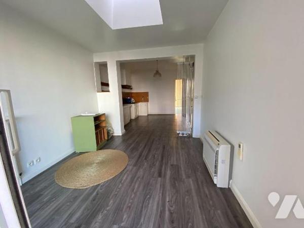 CHARTRES, 400 mètres de la Place des Epars,
Nous vous proposons cette Maison de ville avec jar...