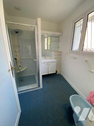 CHARTRES, 400 mètres de la Place des Epars,
Nous vous proposons cette Maison de ville avec jar...