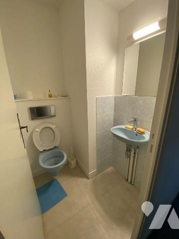 CHARTRES, 400 mètres de la Place des Epars,
Nous vous proposons cette Maison de ville avec jar...