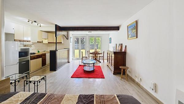 Grans studio avec terrasse au rez-de-chaussée, calme, centre ville