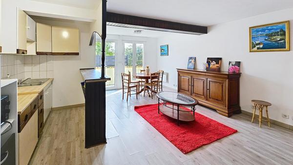 Grans studio avec terrasse au rez-de-chaussée, calme, centre ville