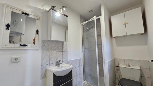 Grans studio avec terrasse au rez-de-chaussée, calme, centre ville