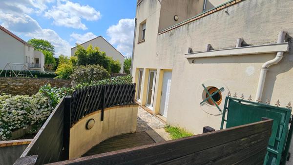 Grans studio avec terrasse au rez-de-chaussée, calme, centre ville