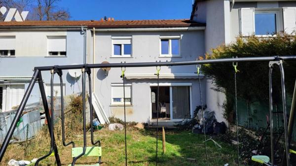 Valentigney, maison mitoyenne des deux côtés, cinq pièces 100m2 sur 5a 55ca.