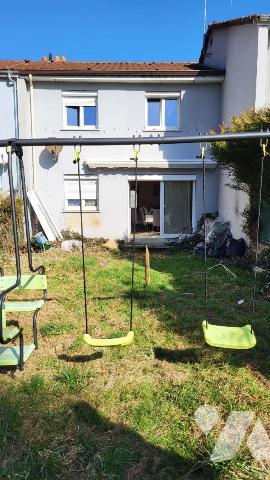 Valentigney, maison mitoyenne des deux côtés, cinq pièces 100m2 sur 5a 55ca.