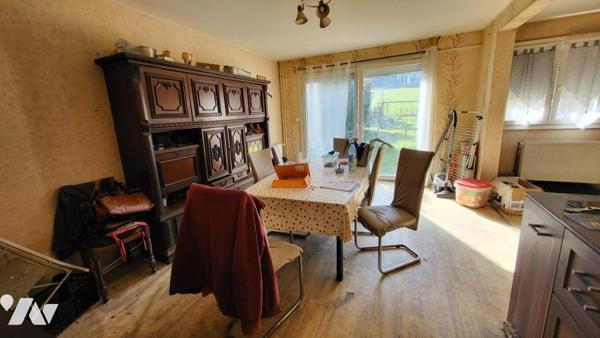 Valentigney, maison mitoyenne des deux côtés, cinq pièces 100m2 sur 5a 55ca.