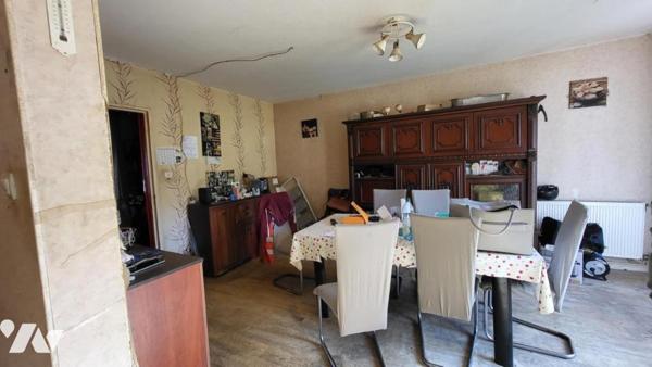 Valentigney, maison mitoyenne des deux côtés, cinq pièces 100m2 sur 5a 55ca.