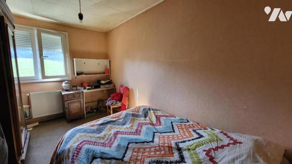 Valentigney, maison mitoyenne des deux côtés, cinq pièces 100m2 sur 5a 55ca.