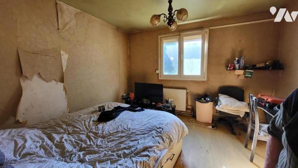 Valentigney, maison mitoyenne des deux côtés, cinq pièces 100m2 sur 5a 55ca.
