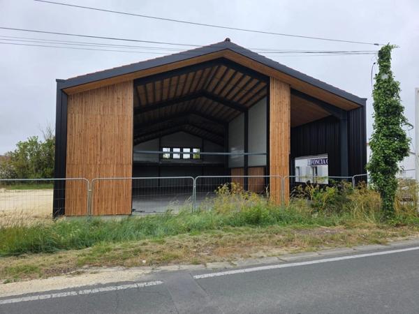 ST-PIERRE D'OLERON (17), A Louer emplacement N°1, Grand Bâtiment commercial neuf 396m² sur terrain 1.250m²