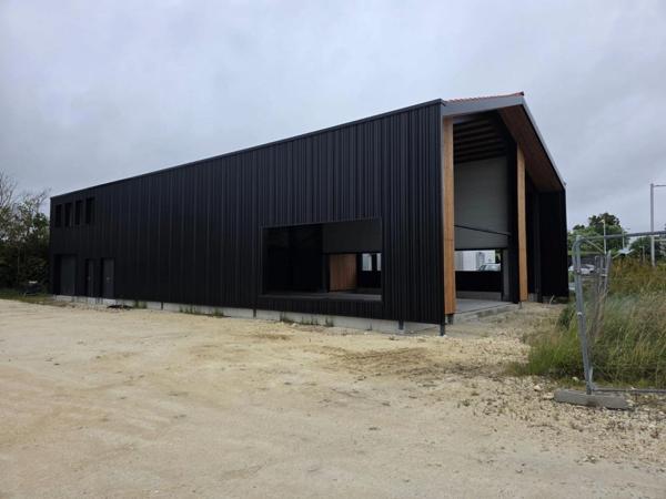 ST-PIERRE D'OLERON (17), A Louer emplacement N°1, Grand Bâtiment commercial neuf 396m² sur terrain 1.250m²