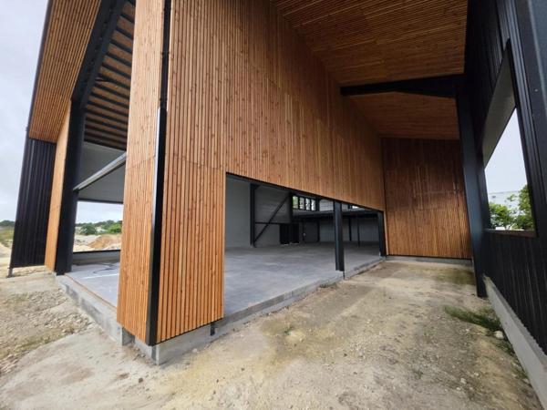 ST-PIERRE D'OLERON (17), A Louer emplacement N°1, Grand Bâtiment commercial neuf 396m² sur terrain 1.250m²