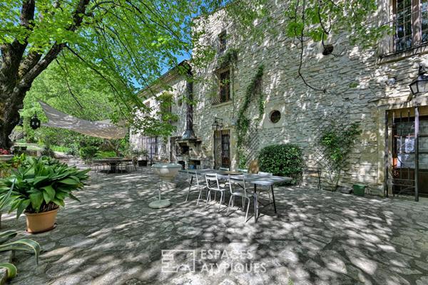 Mas à fort tempérament à l’ombre des arbres centenaires