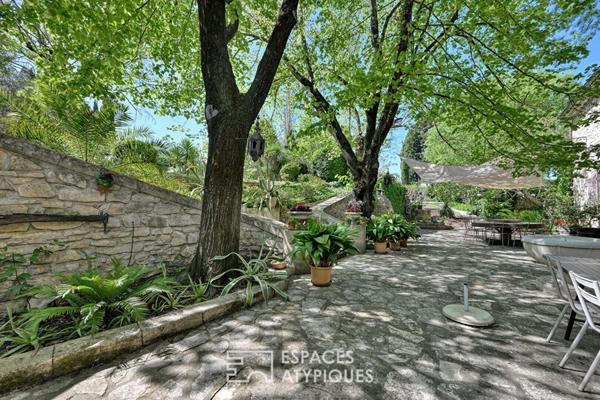 Mas à fort tempérament à l’ombre des arbres centenaires