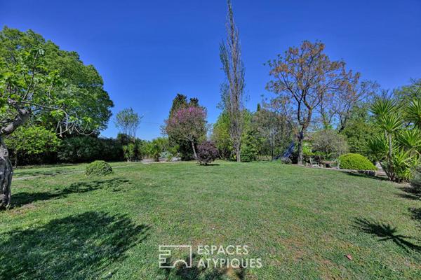 Mas à fort tempérament à l’ombre des arbres centenaires