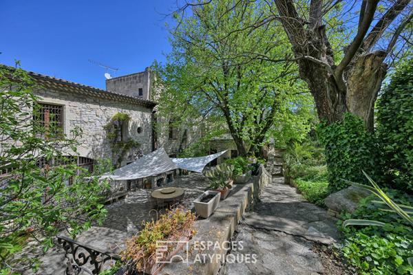 Mas à fort tempérament à l’ombre des arbres centenaires