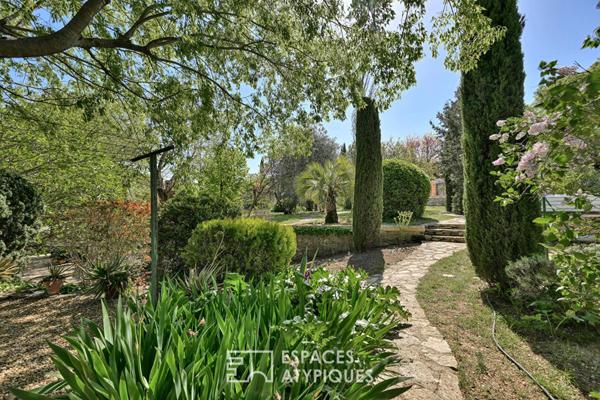 Mas à fort tempérament à l’ombre des arbres centenaires