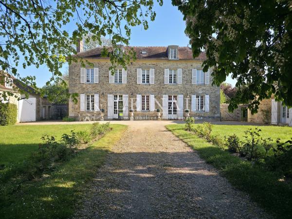 Gentilhommière normande du XVIIIe avec jardin clos et dépendances aux portes d’Argentan