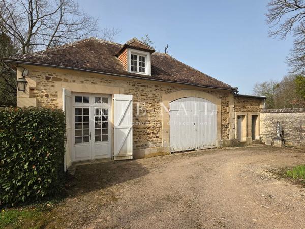 Gentilhommière normande du XVIIIe avec jardin clos et dépendances aux portes d’Argentan