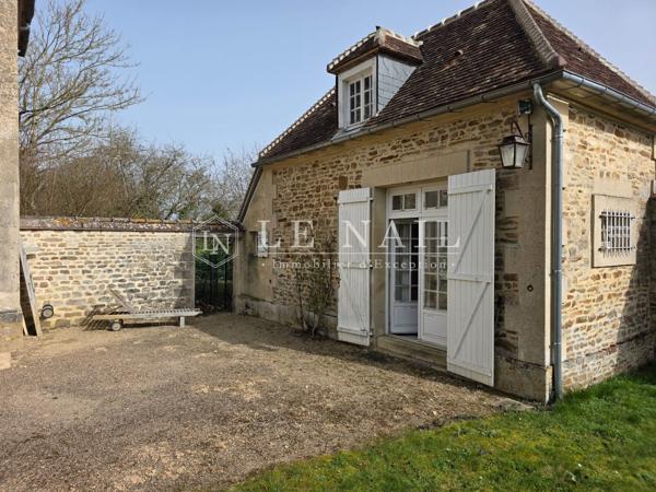 Gentilhommière normande du XVIIIe avec jardin clos et dépendances aux portes d’Argentan