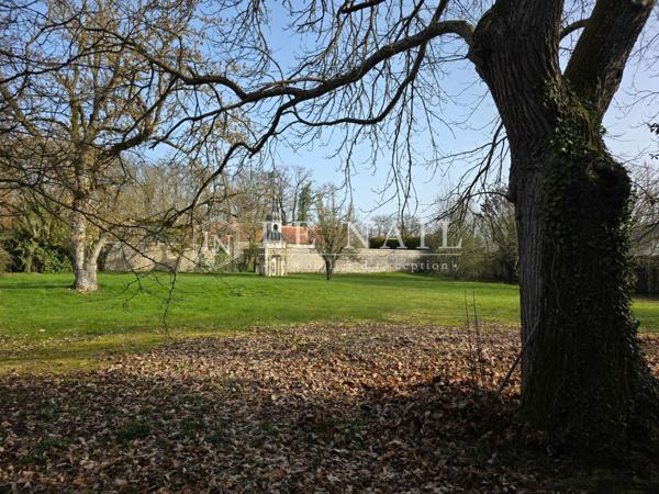 Gentilhommière normande du XVIIIe avec jardin clos et dépendances aux portes d’Argentan