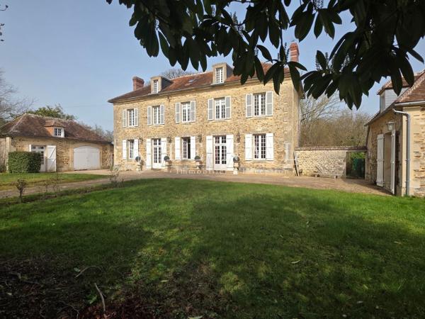 Gentilhommière normande du XVIIIe avec jardin clos et dépendances aux portes d’Argentan