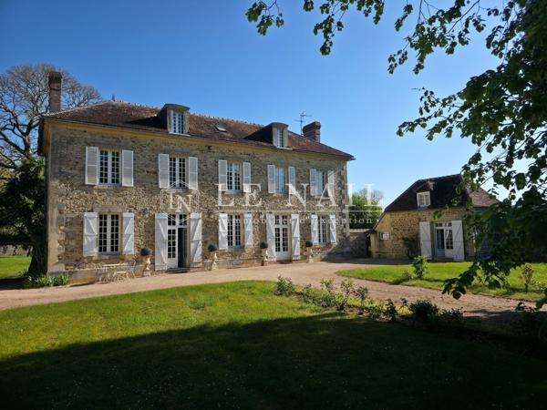 Gentilhommière normande du XVIIIe avec jardin clos et dépendances aux portes d’Argentan