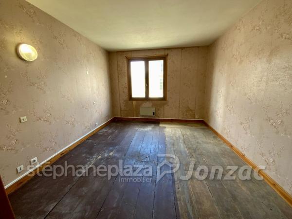 Grand Immeuble avec nombreuses possibilités