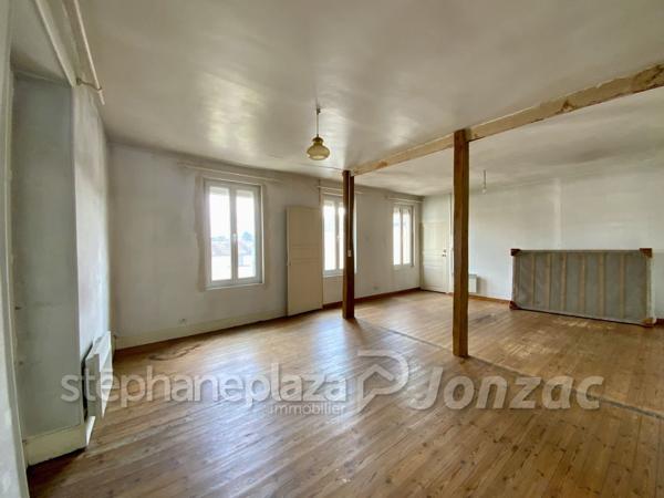 Grand Immeuble avec nombreuses possibilités