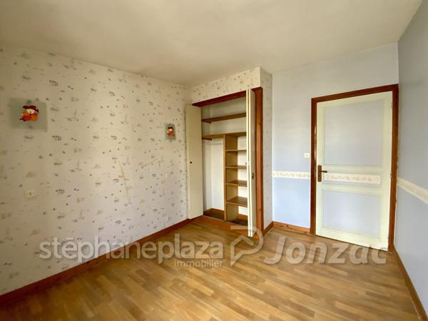 Grand Immeuble avec nombreuses possibilités