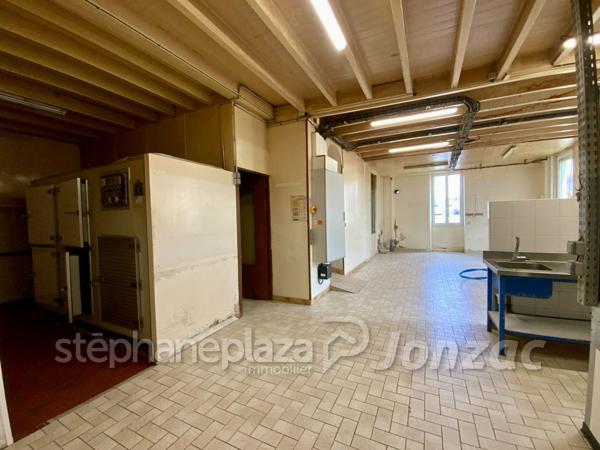 Grand Immeuble avec nombreuses possibilités