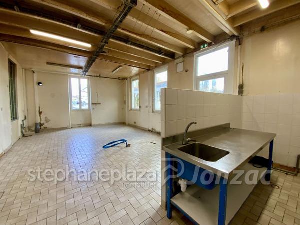 Grand Immeuble avec nombreuses possibilités