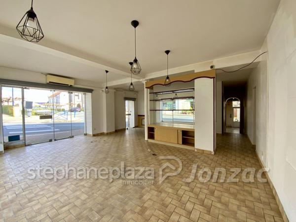 Grand Immeuble avec nombreuses possibilités