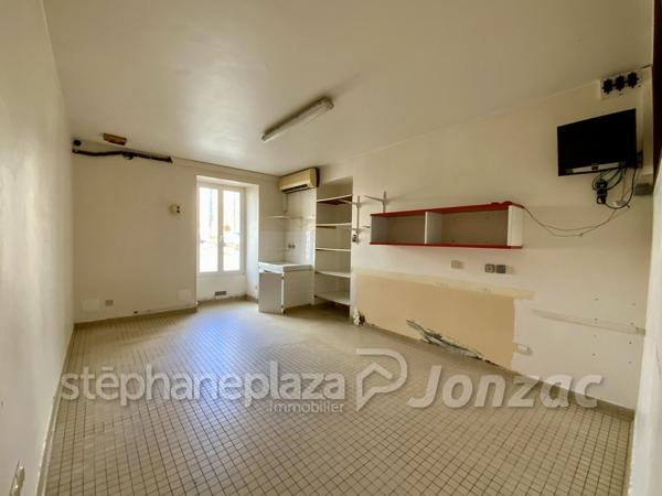 Grand Immeuble avec nombreuses possibilités